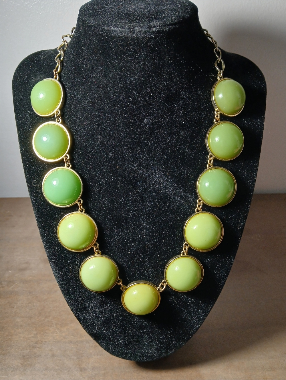 Chunky gold-tone statement necklace With large olive green round cabochons